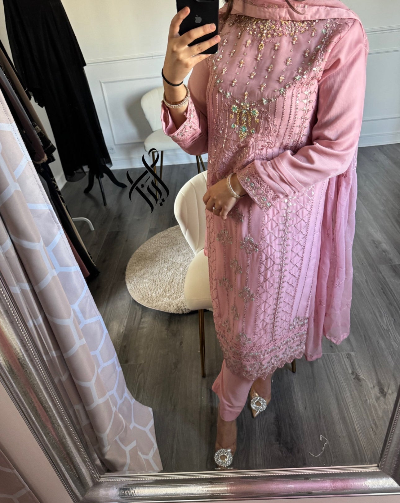 Suit Laila